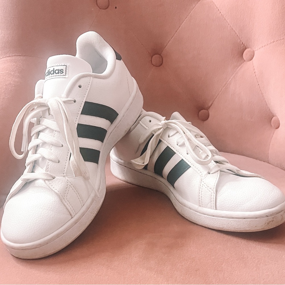 Women’s Adidas Grand Court Tennis Shoes. No creases. Size 9